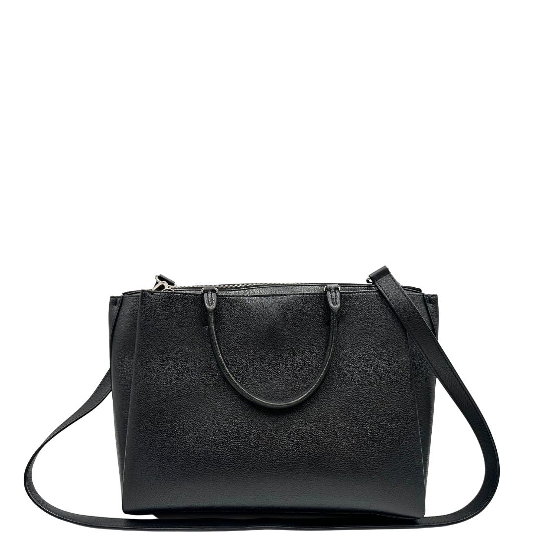  Borsa LV in pelle nera con parti metalliche argentate; munita di doppi manici stondati e una tracolla amovibile. 