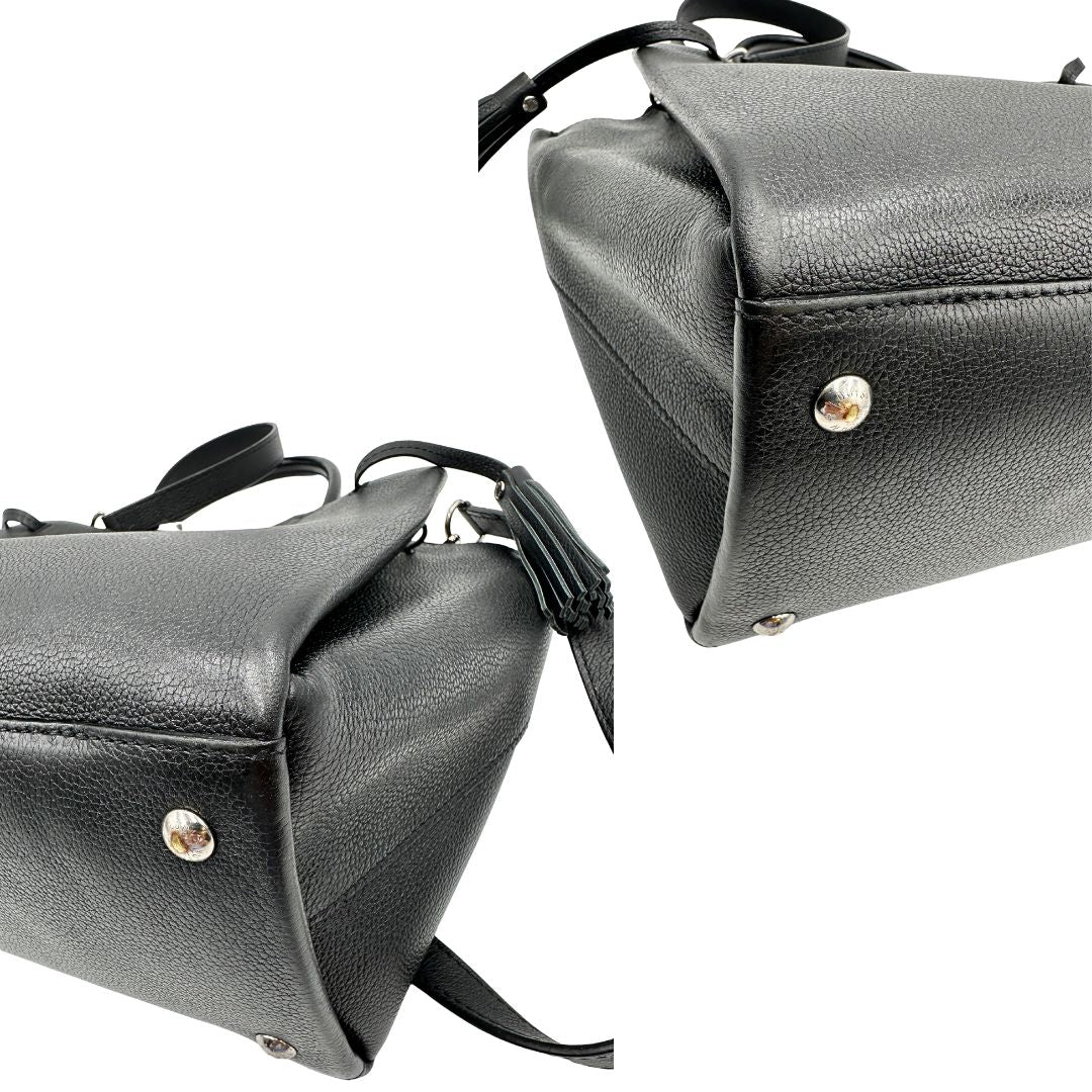  Borsa LV in pelle nera con parti metalliche argentate; munita di doppi manici stondati e una tracolla amovibile. 