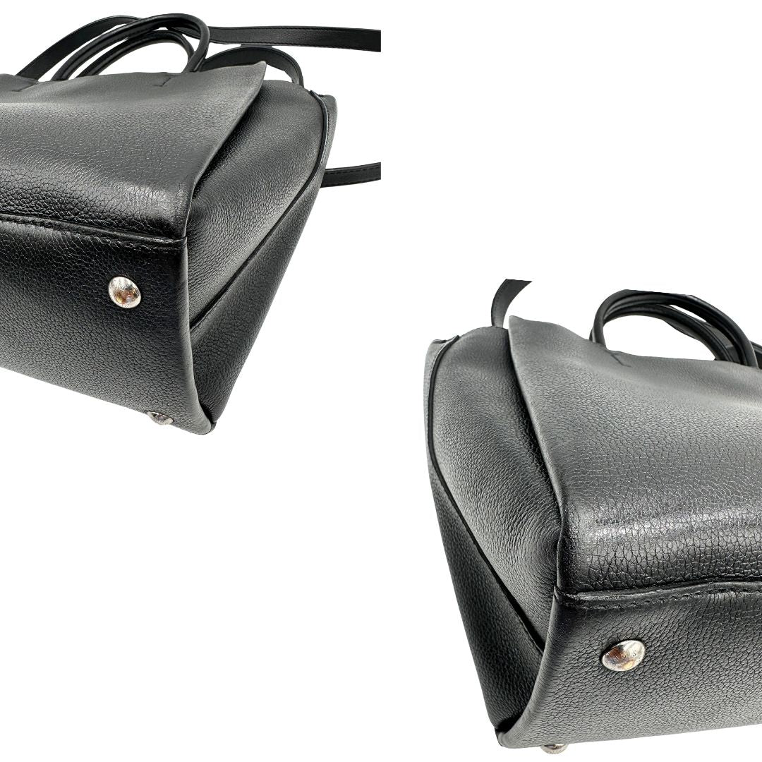  Borsa LV in pelle nera con parti metalliche argentate; munita di doppi manici stondati e una tracolla amovibile. 