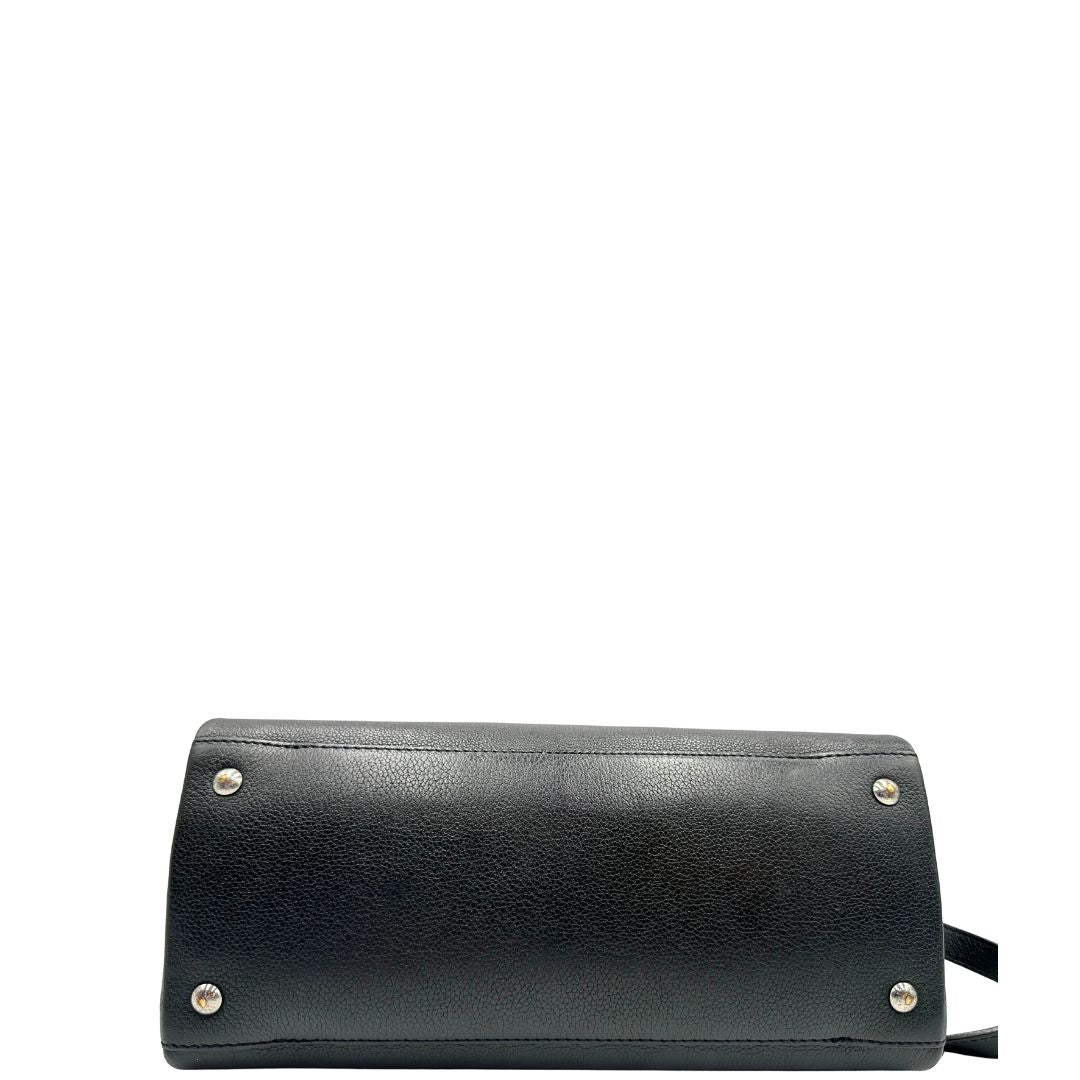  Borsa LV in pelle nera con parti metalliche argentate; munita di doppi manici stondati e una tracolla amovibile. 