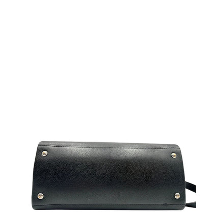  Borsa LV in pelle nera con parti metalliche argentate; munita di doppi manici stondati e una tracolla amovibile. 