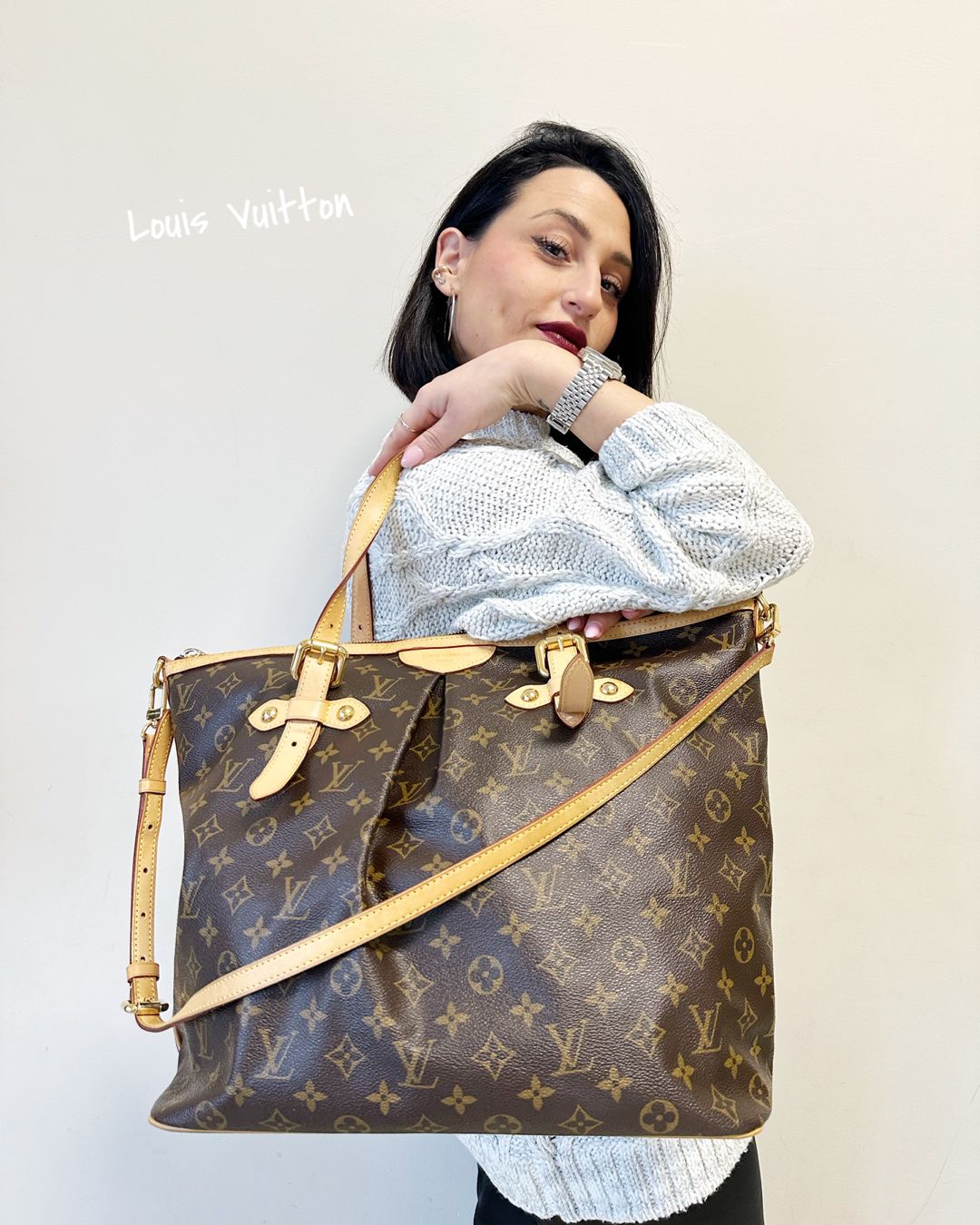 Louis Vuitton Palermo GM: spaziosa e versatile borsa in Monogram Canvas con dettagli in vacchetta naturale, ideale per un look elegante e funzionale.