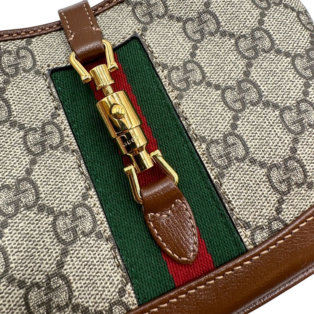  Borsa Gucci Jackie in canvas GG e pelle marrone, munita di un elemento allungabile per poterla portare comodamente a tracolla, di lusso, originale, eccellenti condizioni, usata. 