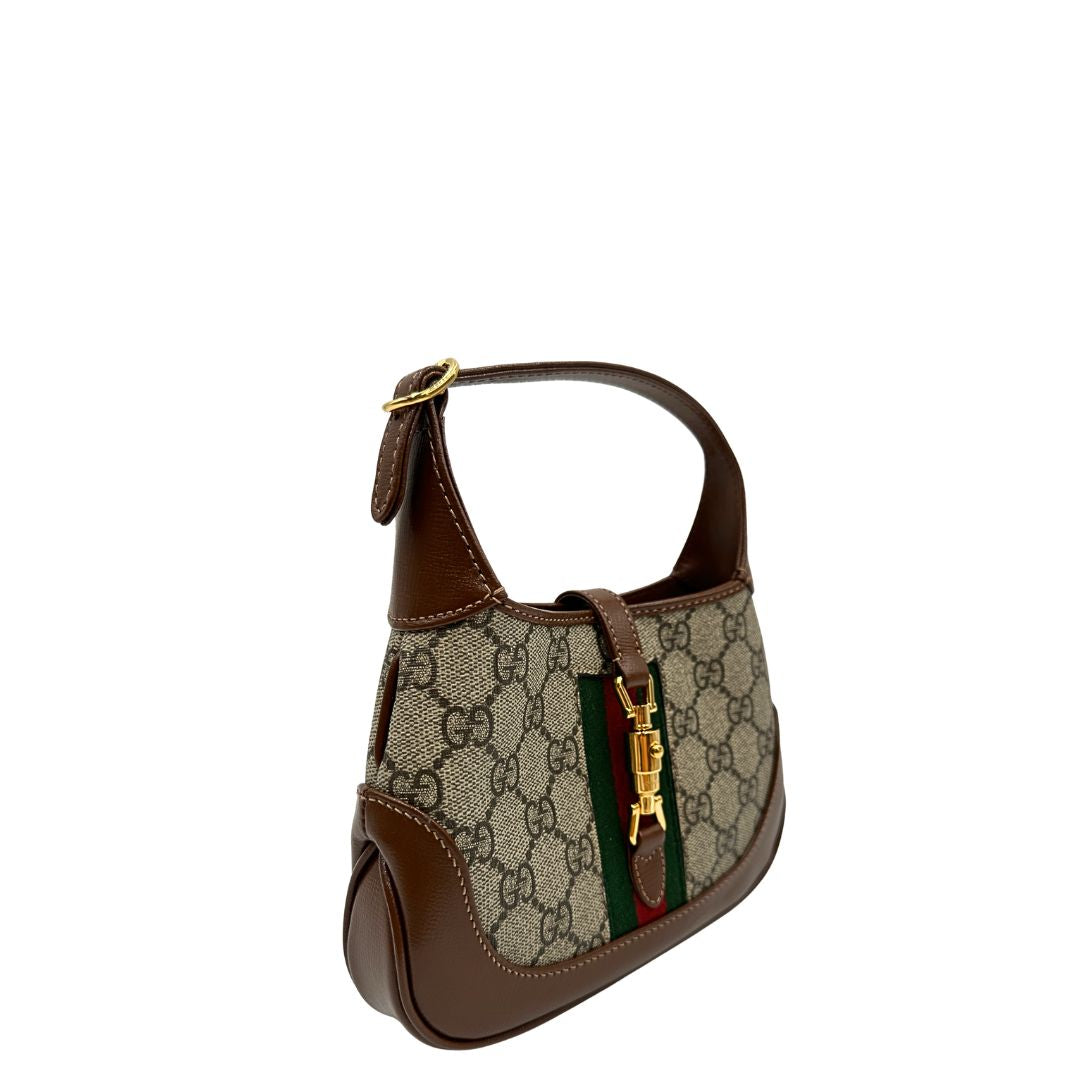 lato  Borsa Gucci Jackie in canvas GG e pelle marrone, munita di un elemento allungabile per poterla portare comodamente a tracolla, di lusso, originale, eccellenti condizioni, usata.  