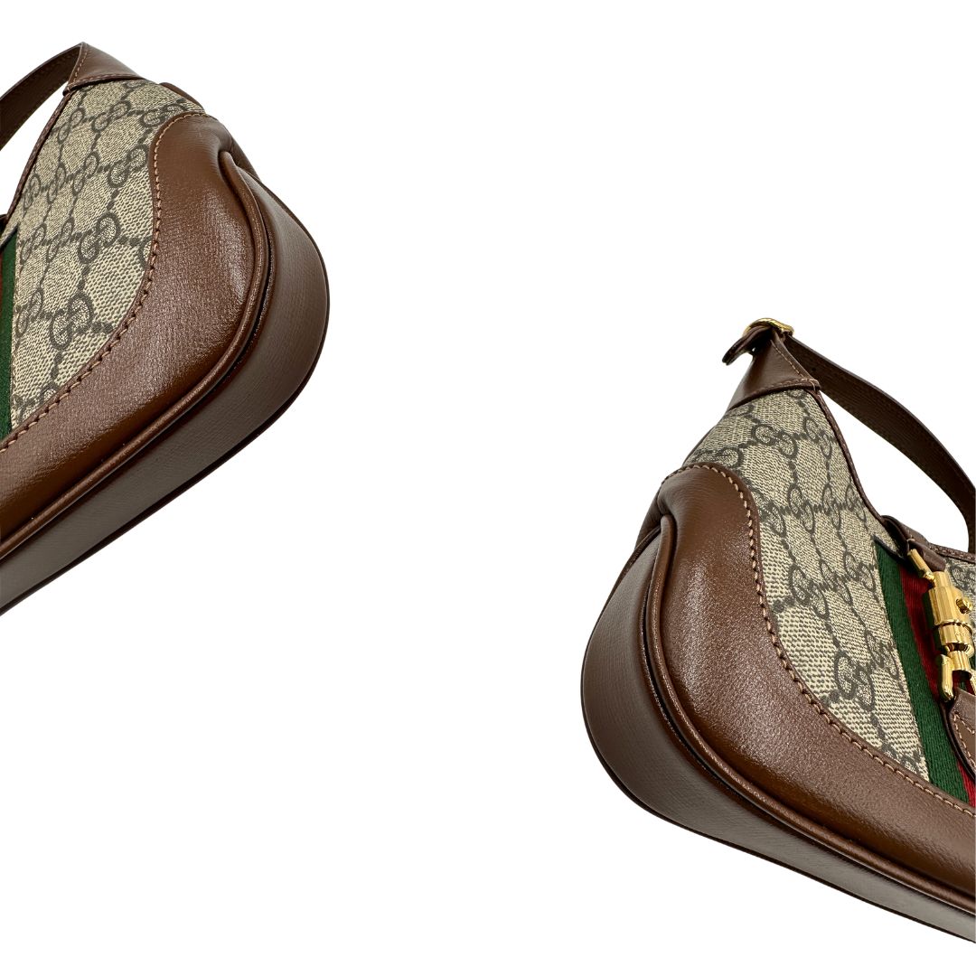 angoli  Borsa Gucci Jackie in canvas GG e pelle marrone, munita di un elemento allungabile per poterla portare comodamente a tracolla, di lusso, originale, eccellenti condizioni, usata.  