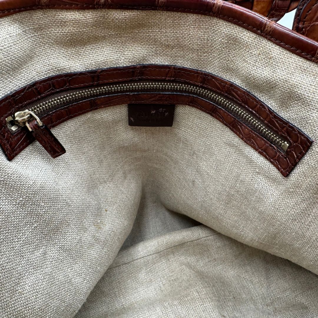 interno Borsa Gucci caratterizzata da un corpo in rafia intrecciata, manici in pelle intrecciata e dettagli in metallo dorato, di lusso, originale, ottime condizioni.