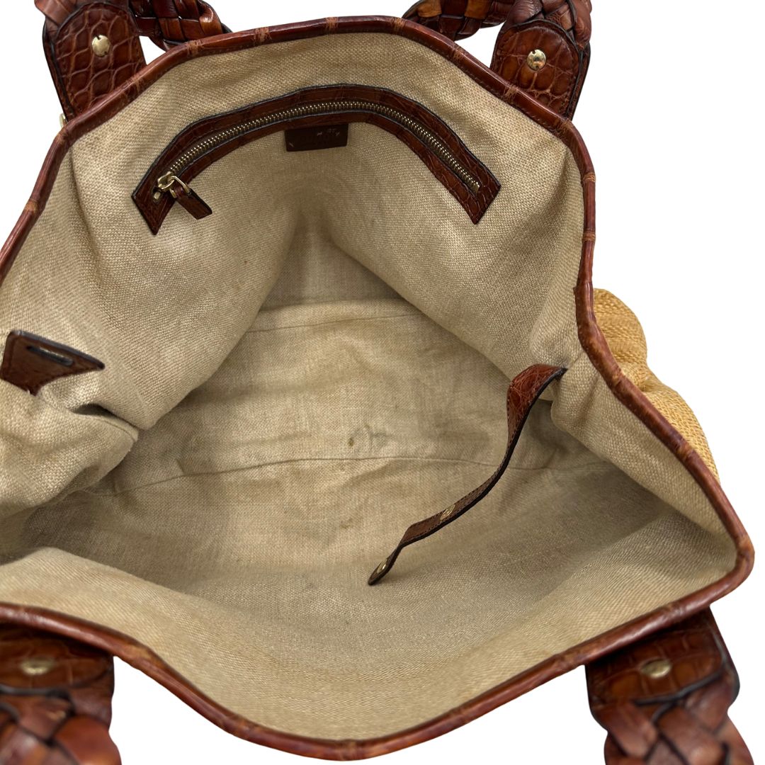 interno  Borsa Gucci caratterizzata da un corpo in rafia intrecciata, manici in pelle intrecciata e dettagli in metallo dorato, di lusso, originale, ottime condizioni.