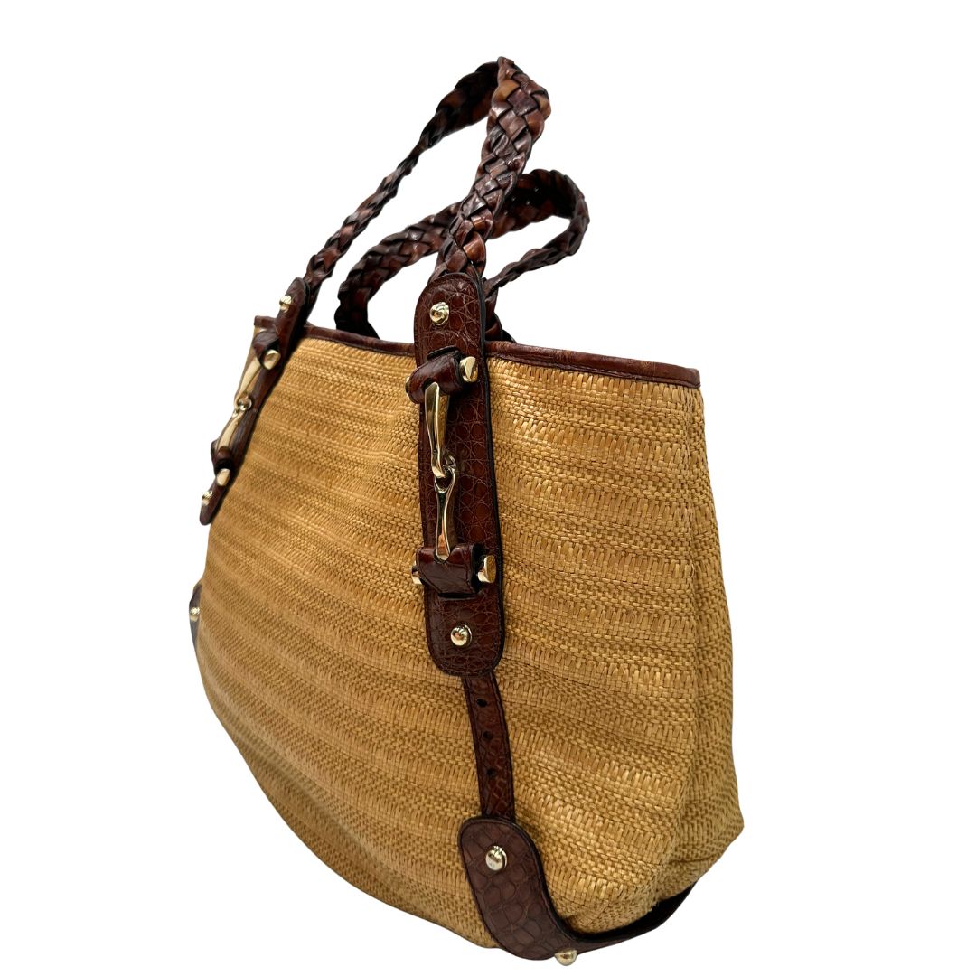 lato Borsa Gucci caratterizzata da un corpo in rafia intrecciata, manici in pelle intrecciata e dettagli in metallo dorato, di lusso, originale, ottime condizioni. 