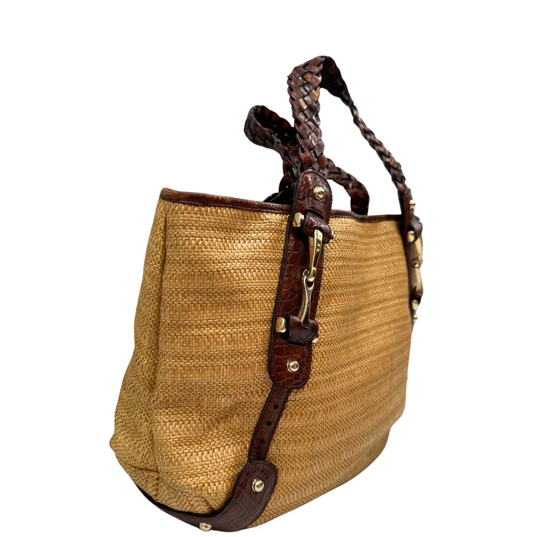 lato Borsa Gucci caratterizzata da un corpo in rafia intrecciata, manici in pelle intrecciata e dettagli in metallo dorato, di lusso, originale, ottime condizioni.