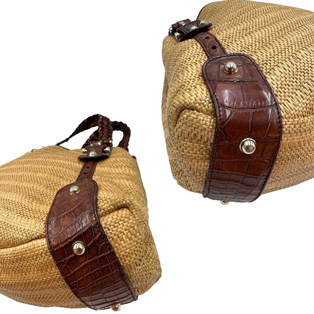 angoli Borsa Gucci caratterizzata da un corpo in rafia intrecciata, manici in pelle intrecciata e dettagli in metallo dorato, di lusso, originale, ottime condizioni. 