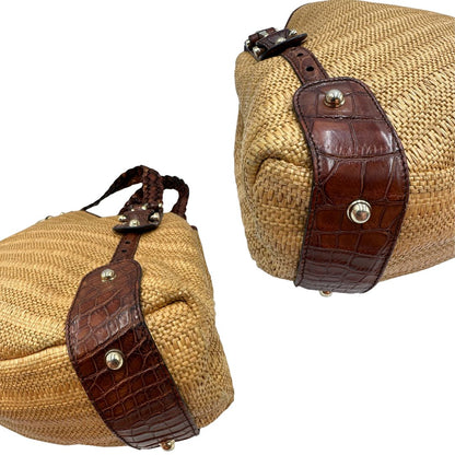 angoli Borsa Gucci caratterizzata da un corpo in rafia intrecciata, manici in pelle intrecciata e dettagli in metallo dorato, di lusso, originale, ottime condizioni. 