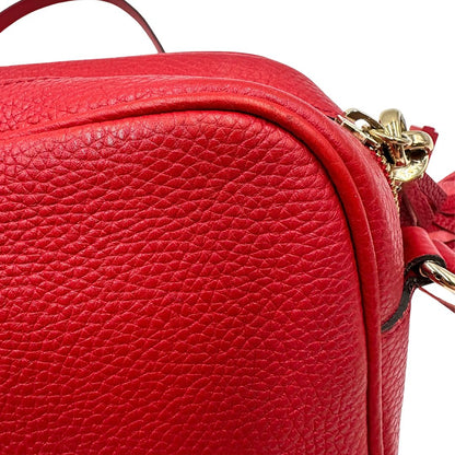 angolo  Borsa Gucci in pelle martellata rossa con parti metalliche dorate; impreziosita da nappa e munita di una tracolla. Completa di dustbag, di lusso, originale, ottime condizioni, usata. 