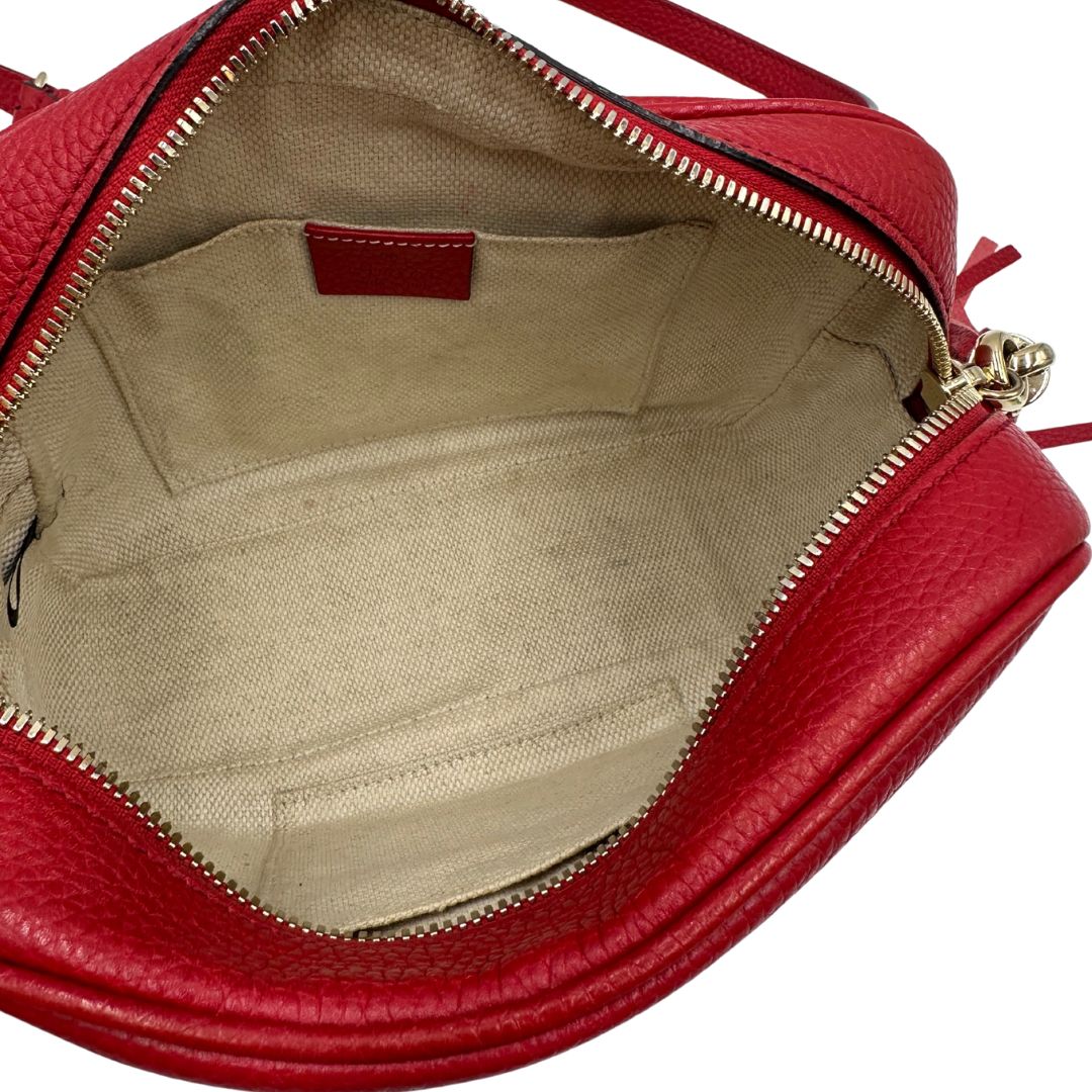 interno  Borsa Gucci in pelle martellata rossa con parti metalliche dorate; impreziosita da nappa e munita di una tracolla. Completa di dustbag, di lusso, originale, ottime condizioni, usata. 