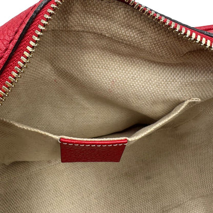 interno  Borsa Gucci in pelle martellata rossa con parti metalliche dorate; impreziosita da nappa e munita di una tracolla. Completa di dustbag, di lusso, originale, ottime condizioni, usata. 