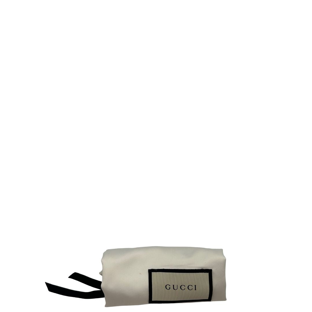 dustbag  Borsa Gucci in pelle martellata rossa con parti metalliche dorate; impreziosita da nappa e munita di una tracolla. Completa di dustbag, di lusso, originale, ottime condizioni, usata.