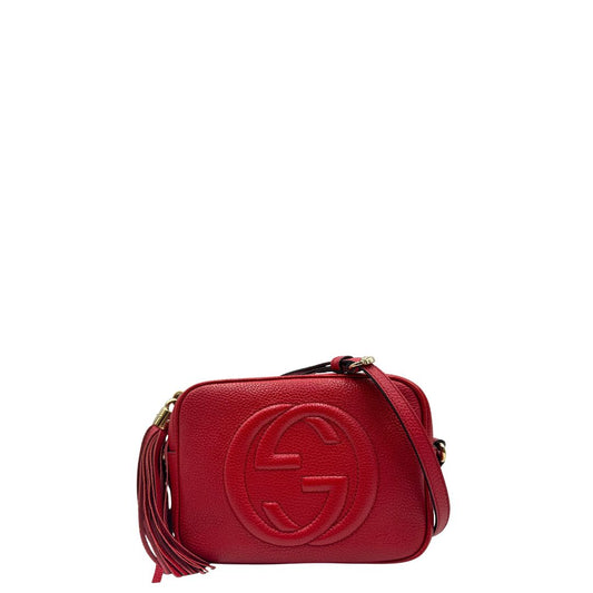 front  Borsa Gucci in pelle martellata rossa con parti metalliche dorate; impreziosita da nappa e munita di una tracolla. Completa di dustbag, di lusso, originale, ottime condizioni, usata. 