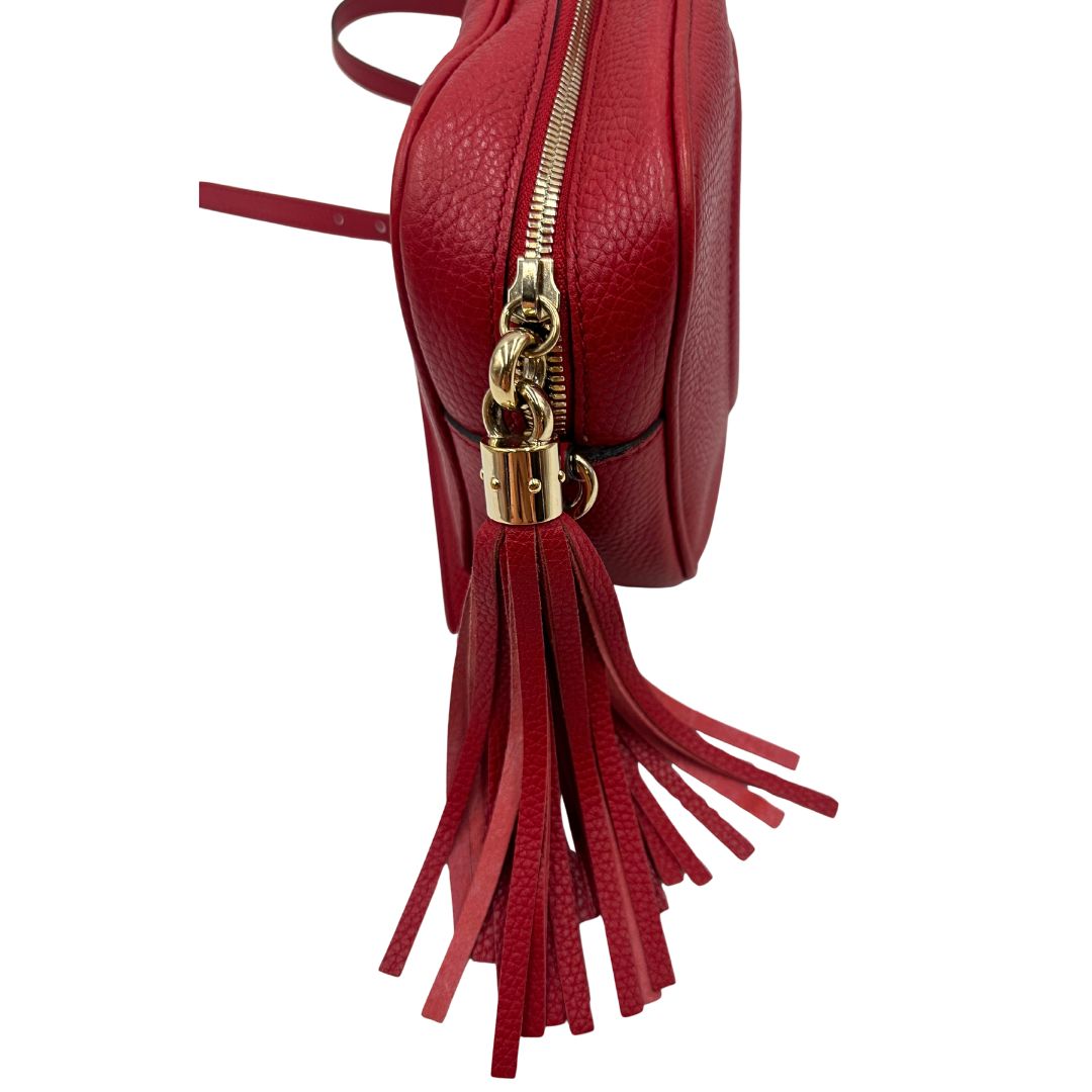 nappa  Borsa Gucci in pelle martellata rossa con parti metalliche dorate; impreziosita da nappa e munita di una tracolla. Completa di dustbag, di lusso, originale, ottime condizioni, usata. 