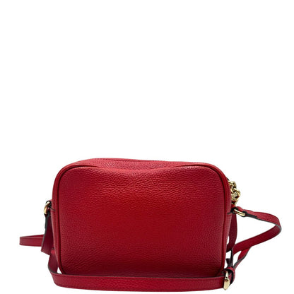 retro  Borsa Gucci in pelle martellata rossa con parti metalliche dorate; impreziosita da nappa e munita di una tracolla. Completa di dustbag, di lusso, originale, ottime condizioni, usata. 