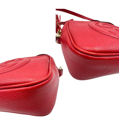 angoli  Borsa Gucci in pelle martellata rossa con parti metalliche dorate; impreziosita da nappa e munita di una tracolla. Completa di dustbag, di lusso, originale, ottime condizioni, usata. 
