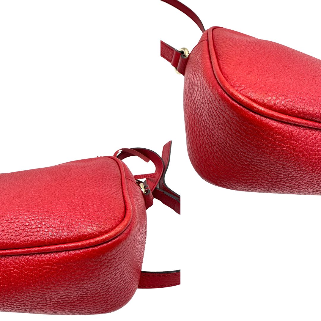 angoli  Borsa Gucci in pelle martellata rossa con parti metalliche dorate; impreziosita da nappa e munita di una tracolla. Completa di dustbag, di lusso, originale, ottime condizioni, usata. 