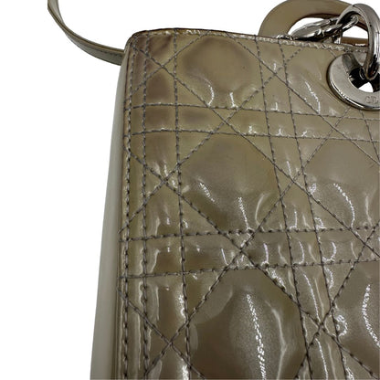 Borsa Lady Dior Large in pelle verniciata in trama cannage color sabbia, di lusso, originale, ottime condizioni, usata 