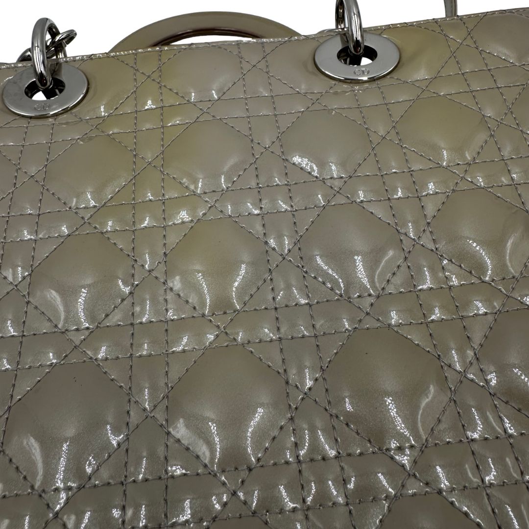 Borsa Lady Dior Large in pelle verniciata in trama cannage color sabbia, di lusso, originale, ottime condizioni, usata  