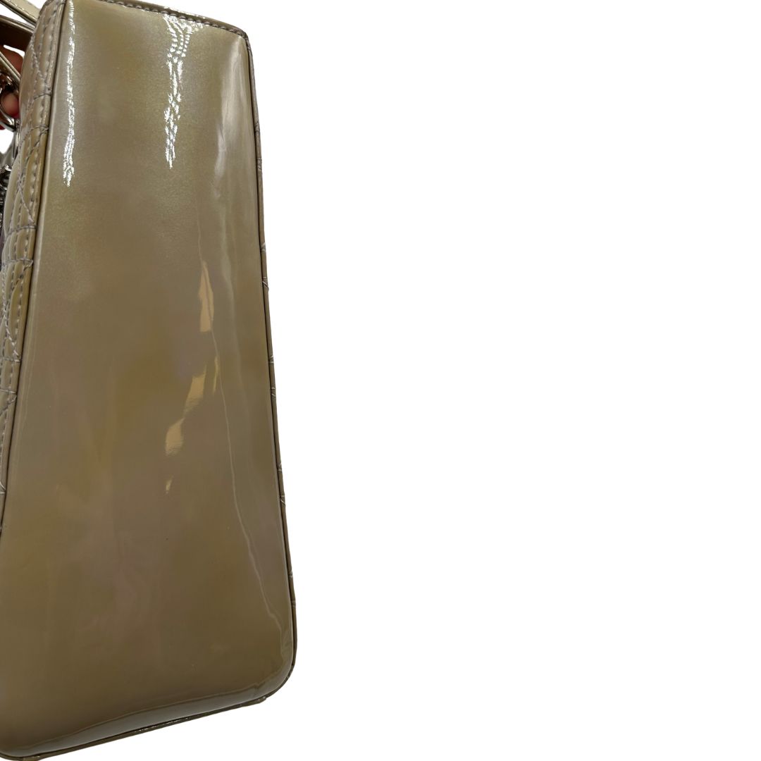 lato Borsa Lady Dior Large in pelle verniciata in trama cannage color sabbia, di lusso, originale, ottime condizioni, usata  