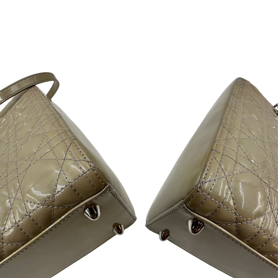 Borsa Lady Dior Large in pelle verniciata in trama cannage color sabbia, di lusso, originale, ottime condizioni, usata 