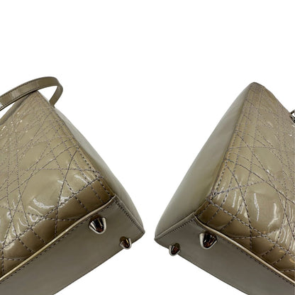 Borsa Lady Dior Large in pelle verniciata in trama cannage color sabbia, di lusso, originale, ottime condizioni, usata 