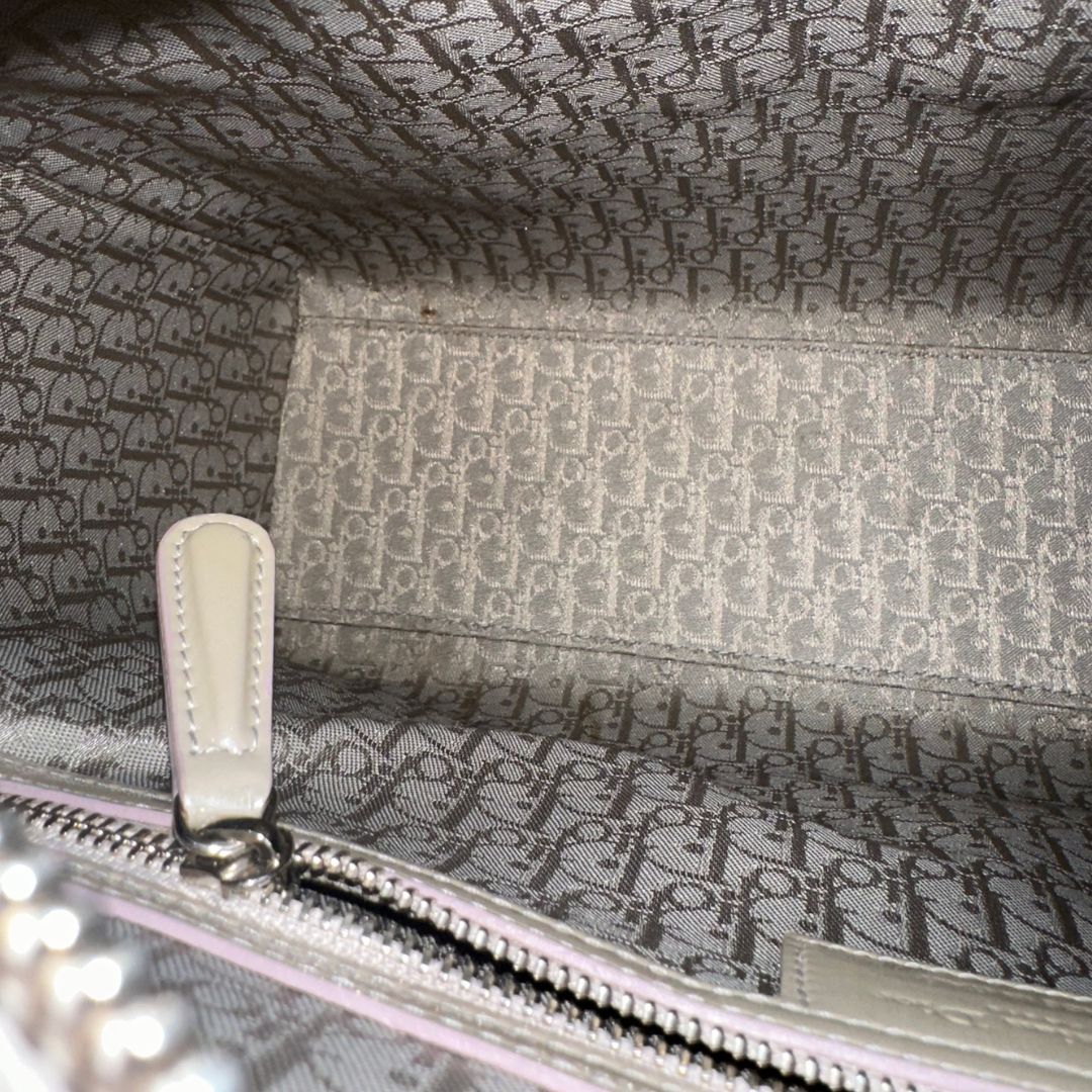 interno Borsa Lady Dior Large in pelle verniciata in trama cannage color sabbia, di lusso, originale, ottime condizioni, usata  