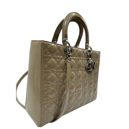 lato Borsa Lady Dior Large in pelle verniciata in trama cannage color sabbia, di lusso, originale, ottime condizioni, usata 