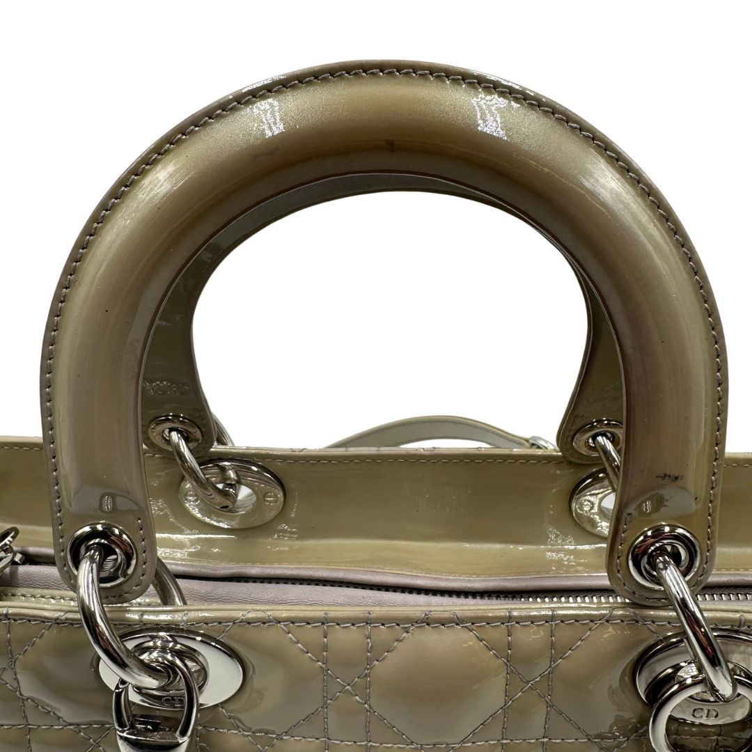 manici Borsa Lady Dior Large in pelle verniciata in trama cannage color sabbia, di lusso, originale, ottime condizioni, usata  