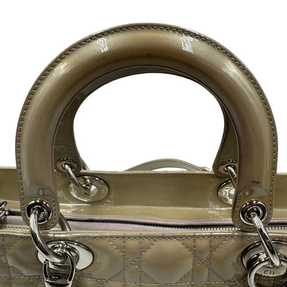 manici Borsa Lady Dior Large in pelle verniciata in trama cannage color sabbia, di lusso, originale, ottime condizioni, usata  