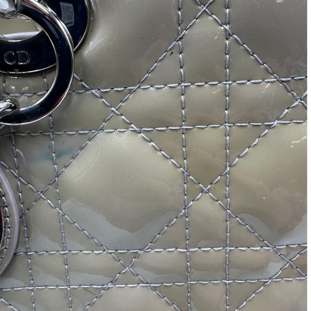Borsa Lady Dior Large in pelle verniciata in trama cannage color sabbia, di lusso, originale, ottime condizioni, usata 