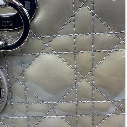 Borsa Lady Dior Large in pelle verniciata in trama cannage color sabbia, di lusso, originale, ottime condizioni, usata 