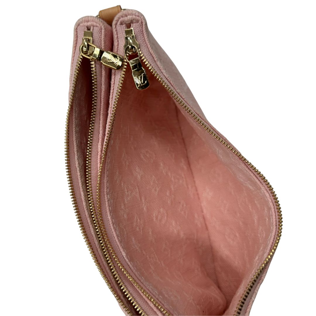Interno di una pochette Liv in denim rosa baby trama monogram, versatile e sicura, con doppia zip, catenella dorata e tracolla regolabile amovibili, usata, originale, second hand, in condizioni eccellenti.