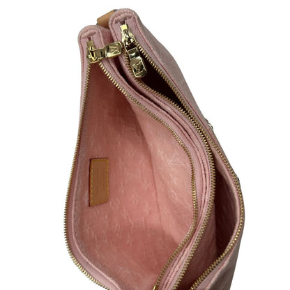 Interno di una pochette Liv in denim rosa baby trama monogram, versatile e sicura, con doppia zip, catenella dorata e tracolla regolabile amovibili, usata, originale, second hand, in condizioni eccellenti.