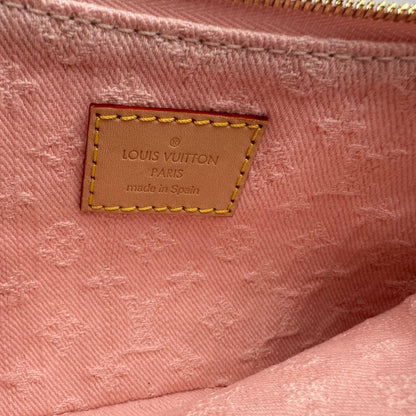 Interno di una pochette Liv in denim rosa baby trama monogram, versatile e sicura, con doppia zip, catenella dorata e tracolla regolabile amovibili, usata, originale, second hand, in condizioni eccellenti.