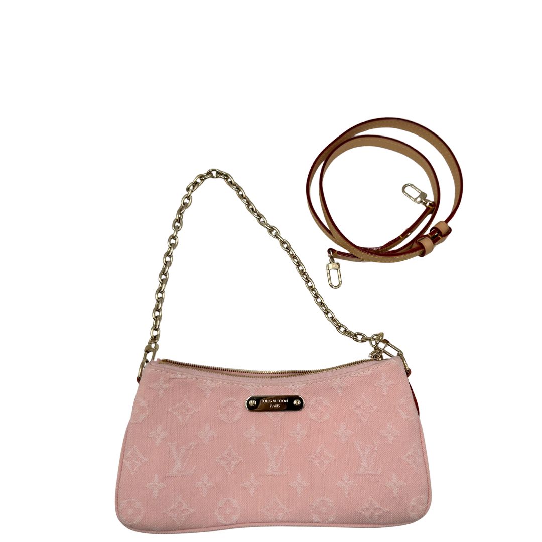 Front di una pochette Liv in denim rosa baby trama monogram, versatile e sicura, con doppia zip, catenella dorata e tracolla regolabile amovibili, usata, originale, second hand, in condizioni eccellenti.