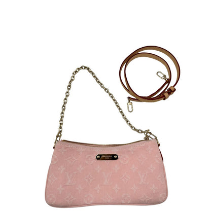 Front di una pochette Liv in denim rosa baby trama monogram, versatile e sicura, con doppia zip, catenella dorata e tracolla regolabile amovibili, usata, originale, second hand, in condizioni eccellenti.