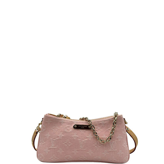 Front di una pochette Liv in denim rosa baby trama monogram, versatile e sicura, con doppia zip, catenella dorata e tracolla regolabile amovibili, usata, originale, second hand, in condizioni eccellenti.