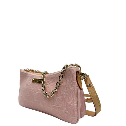 Laterale destro di una pochette Liv in denim rosa baby trama monogram, versatile e sicura, con doppia zip, catenella dorata e tracolla regolabile amovibili, usata, originale, second hand, in condizioni eccellenti.