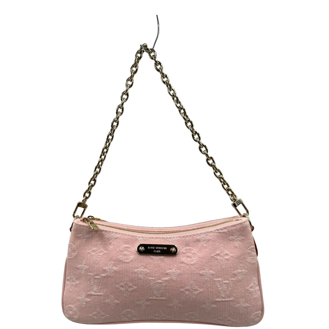 Front di una pochette Liv in denim rosa baby trama monogram, versatile e sicura, con doppia zip, catenella dorata e tracolla regolabile amovibili, usata, originale, second hand, in condizioni eccellenti.