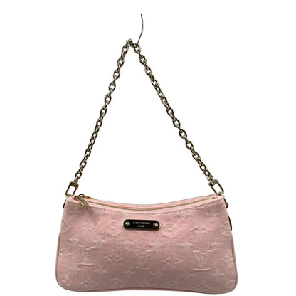 Front di una pochette Liv in denim rosa baby trama monogram, versatile e sicura, con doppia zip, catenella dorata e tracolla regolabile amovibili, usata, originale, second hand, in condizioni eccellenti.