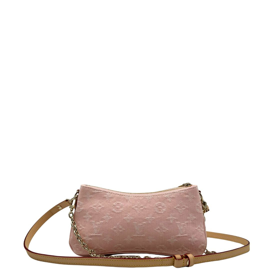 Retro di una pochette Liv in denim rosa baby trama monogram, versatile e sicura, con doppia zip, catenella dorata e tracolla regolabile amovibili, usata, originale, second hand, in condizioni eccellenti.