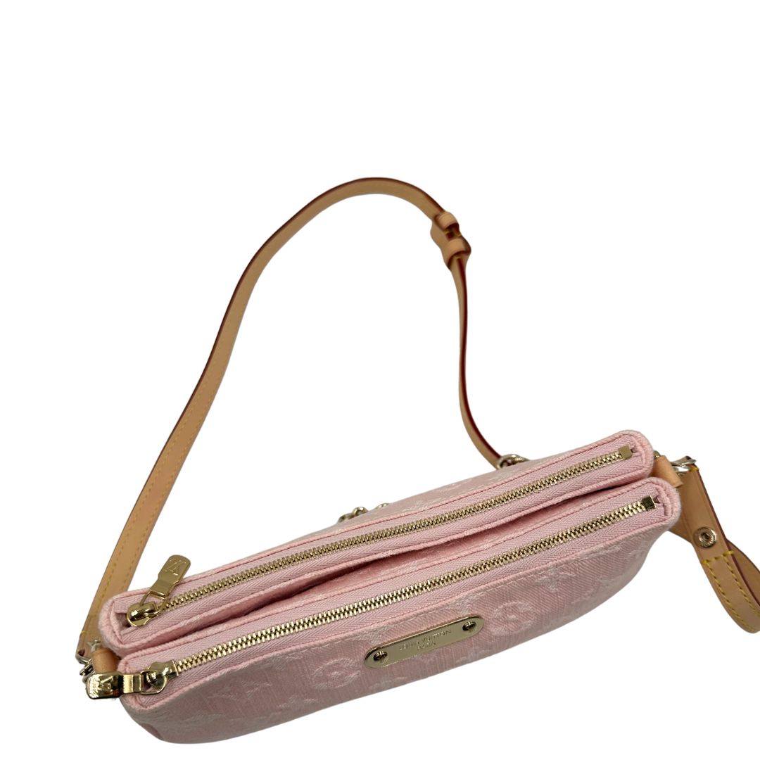 Vista superiore di una pochette Liv in denim rosa baby trama monogram, versatile e sicura, con doppia zip, catenella dorata e tracolla regolabile amovibili, usata, originale, second hand, in condizioni eccellenti.