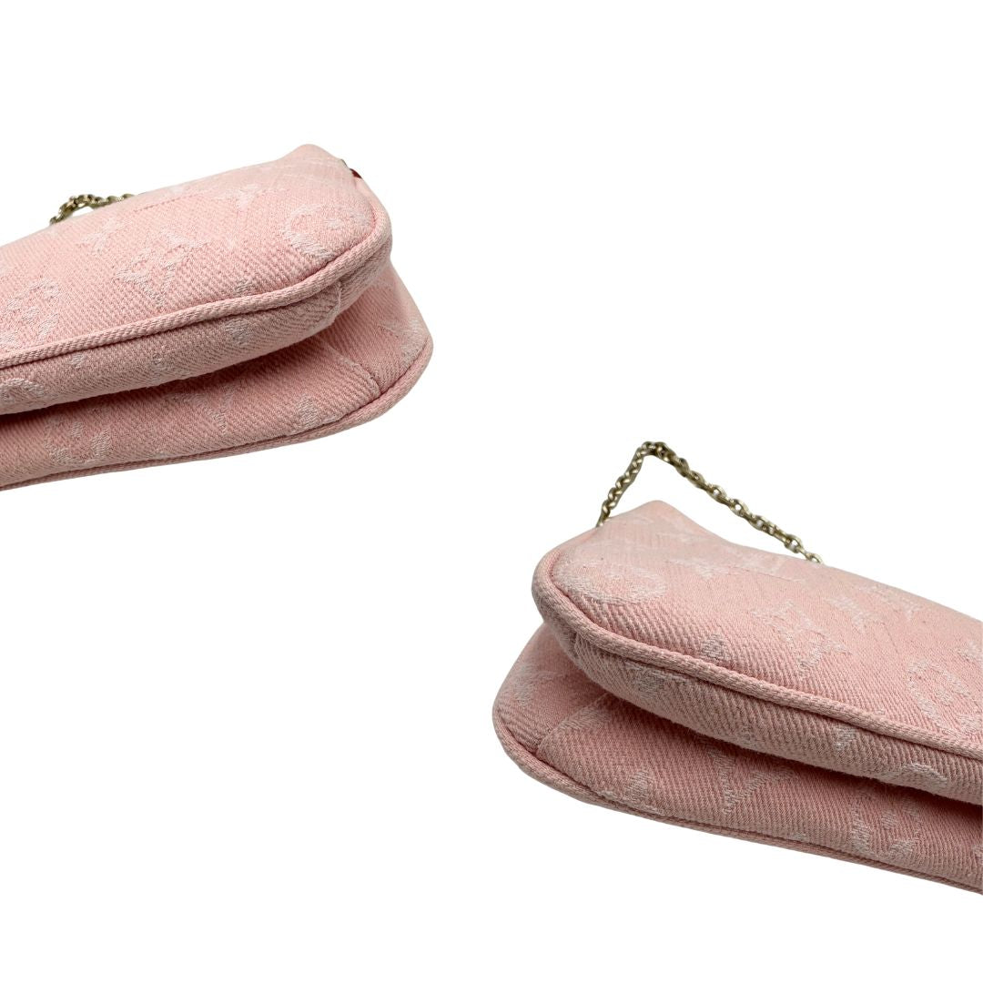 Angoli di una pochette Liv in denim rosa baby trama monogram, versatile e sicura, con doppia zip, catenella dorata e tracolla regolabile amovibili, usata, originale, second hand, in condizioni eccellenti.
