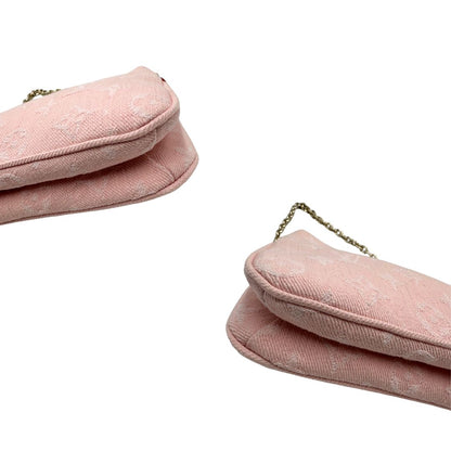 Angoli di una pochette Liv in denim rosa baby trama monogram, versatile e sicura, con doppia zip, catenella dorata e tracolla regolabile amovibili, usata, originale, second hand, in condizioni eccellenti.