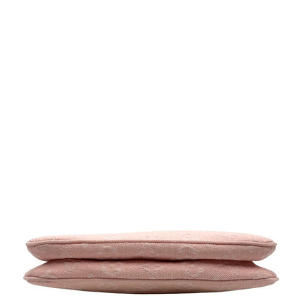 Base di una pochette Liv in denim rosa baby trama monogram, versatile e sicura, con doppia zip, catenella dorata e tracolla regolabile amovibili, usata, originale, second hand, in condizioni eccellenti.