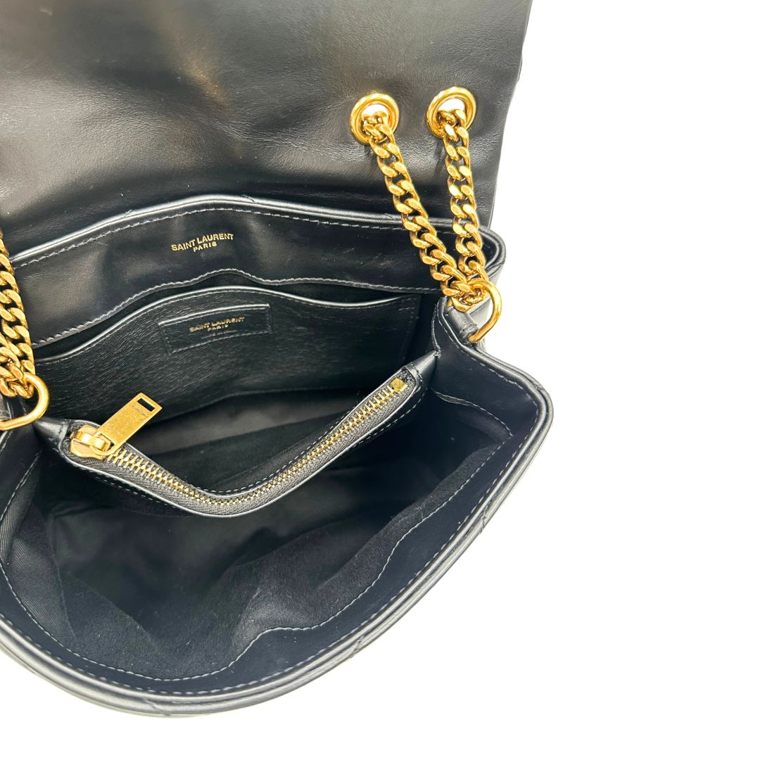 Interno, Borsa Saint Laurent in pelle di agnello morbida con impunture trapuntate chevron, nera con hardware dorato, può essere portata a spalla o a tracolla, di lusso, originale, ottime condizioni